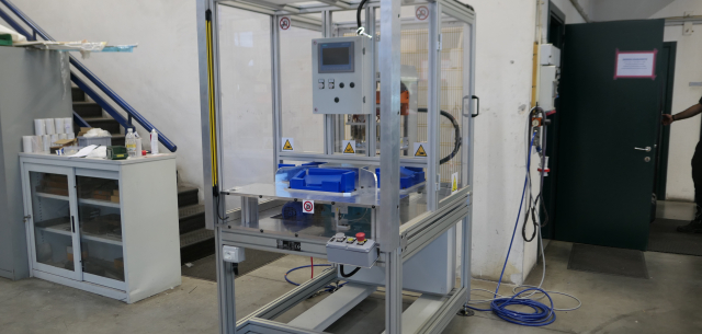Washing machine dashboard riveting machine