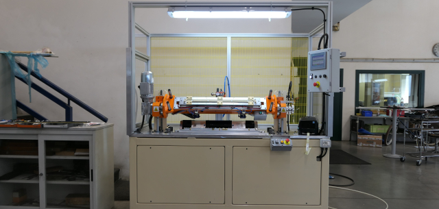 Macchina assemblaggio battitacco auto
